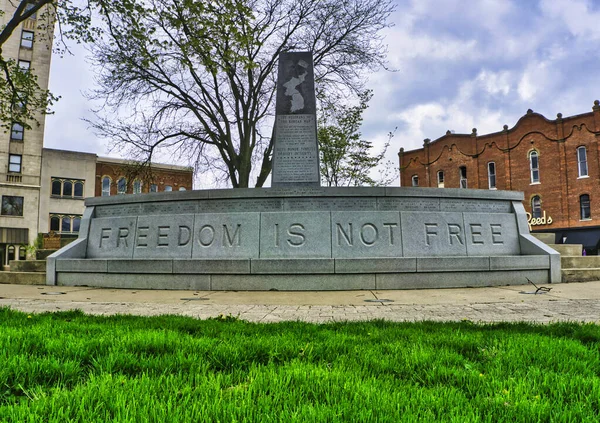 美国俄亥俄州曼斯菲尔德市中心的军人纪念碑2023 — 图库照片