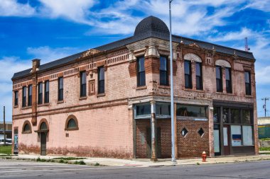 Toledo Ohio 'da terk edilmiş bir köşedeki dükkan. ABD 2023.