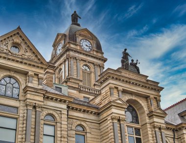 Hancock County Adliyesi Findlay, Ohio, ABD 'de bulunan tarihi bir Romanesk adliyesidir..