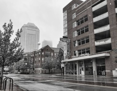 Güney Cephesi St Lazarus Alışveriş Merkezi 'nin Ohio ABD 2024 şehir merkezindeki garaj tabelasının klasik görüntüsü.