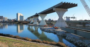 I70 & I71 otoyolunun köprü / karayolu inşaatı Columbus Ohio ABD 2024 şehir merkezinde bölündü