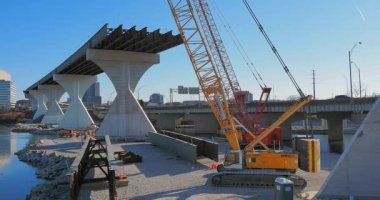 I70 I71 otoyolunun köprü / karayolu inşaatı Columbus şehir merkezinde bölündü Ohio USA 2024