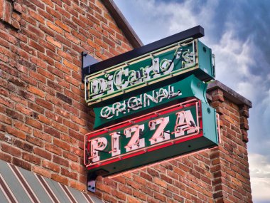 DiCarlos Pizza, Ohio Vadisi 'nin kuzey WV bölgesinden gelen bölgesel bir pizza türü. Bu, Westerville Ohio 'nun yeri için bir işaret. ABD 2025
