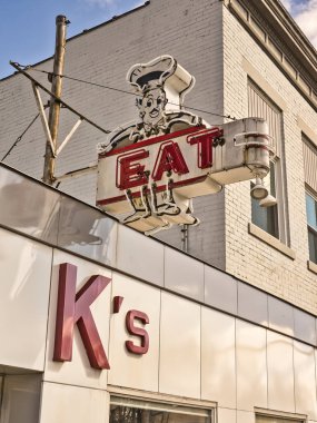 1935 'te başlayan K' s Hamburger Shop, Troy Ohio 'nun merkezinde 80 yıllık bir tarihe sahiptir.