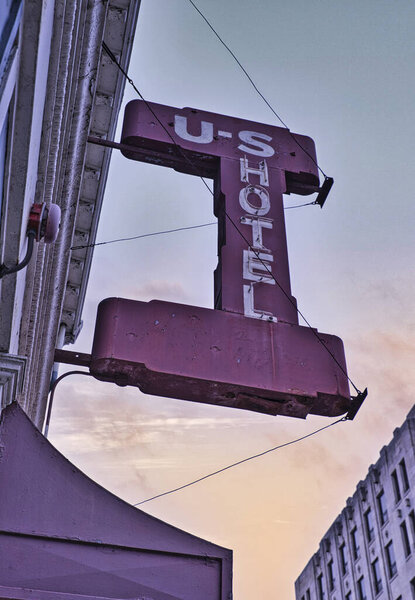 Американский отель в Миддлтауне, штат Огайо, ныне заброшенный, был открыт в 1845 году. United States Hotel, down Middletown on south Main St. USA 2025