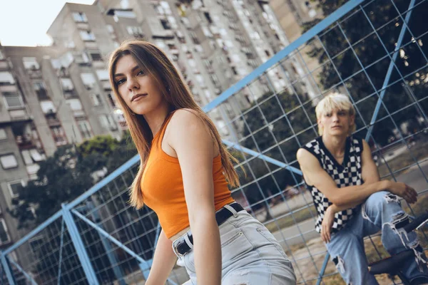Cool Teenage Couple Posing Urban Exterior — Stock Fotó
