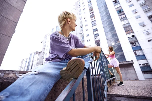 Cool Teenage Couple Posing Urban Exterior — Stockfoto