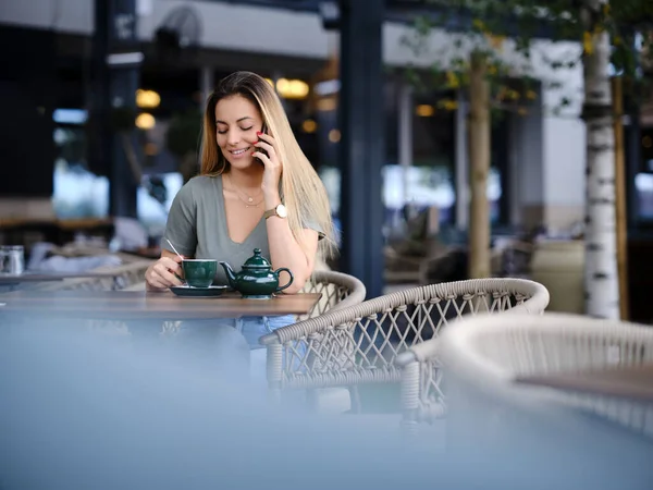Una Mujer Sienta Cafetería Disfrutando Del Utiliza Teléfono Para Chatear — Foto de Stock