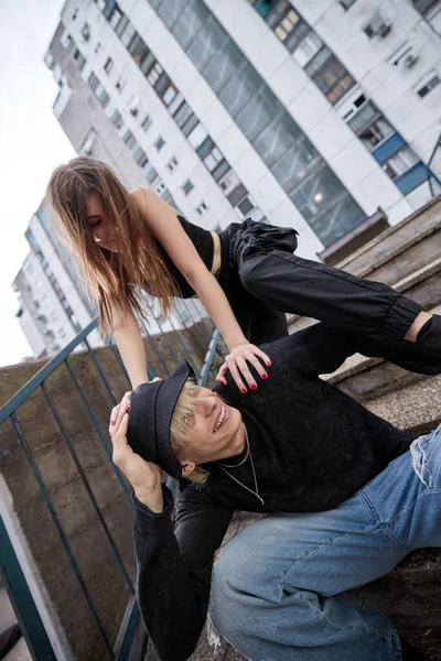 Tieners Die Rondhangen Flirten Straat — Stockfoto
