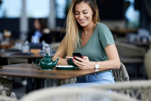 Woman Sits Cafeteria Enjoying Tea Uses Her Phone Online Chat — Stock Photo, Image