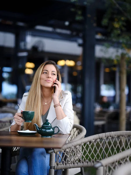 Woman Sits Cafeteria Enjoying Tea Uses Her Phone Online Chat — Stock Photo, Image