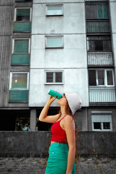 Adolescente Bebidas Urbanas Exteriores Refrigerante Uma Lata — Fotografia de Stock