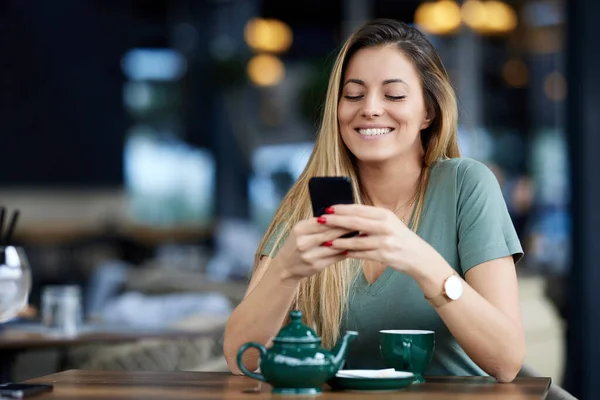 Una Mujer Sienta Cafetería Disfrutando Del Utiliza Teléfono Para Chatear — Foto de Stock