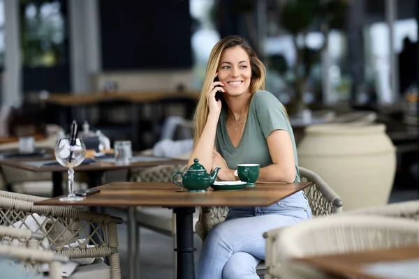 Una Mujer Sienta Cafetería Disfruta Del Usa Teléfono — Foto de Stock