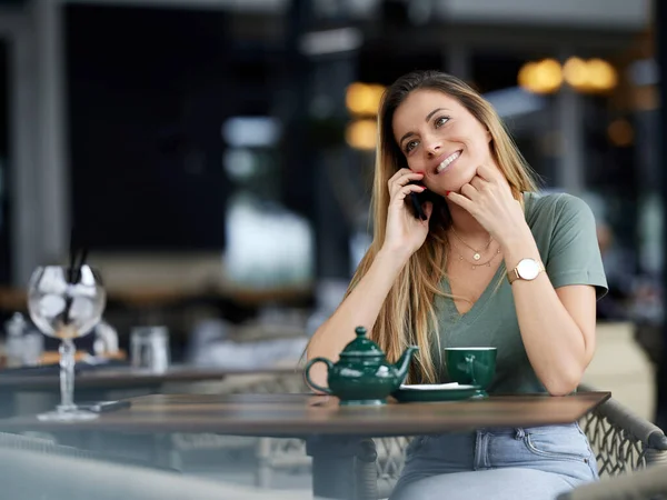 Woman Sits Cafeteria Enjoying Tea Uses Her Phone — Stock Photo, Image