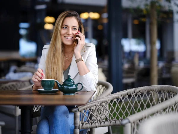 Eine Frau Sitzt Der Cafeteria Genießt Tee Und Benutzt Ihr — Stockfoto