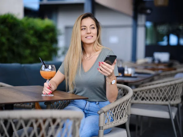 Una Mujer Feliz Sienta Una Cafetería Mandando Mensajes Texto Disfrutando — Foto de Stock