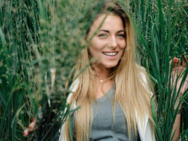 Otların arasında poz veren güzel bir kadın..