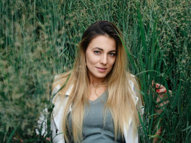 Otların arasında poz veren güzel bir kadın..