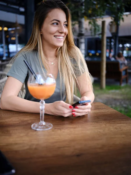 Close Pretty Young Woman Sits Bar Texting Messages Phone — Stock Photo, Image