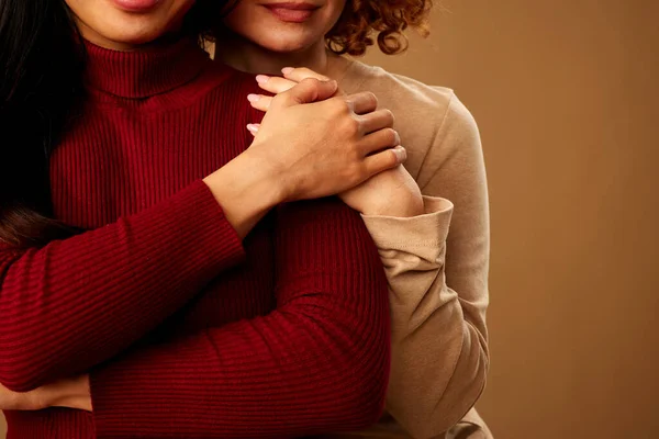 Imagem Recortada Duas Meninas Abraçando Sorrindo — Fotografia de Stock