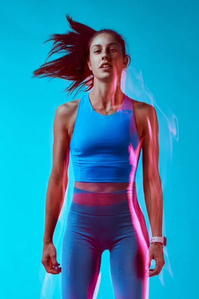 Portrait Sportswoman Standing Sportswear Looking Camera Studio Shot Long Exposure — Stock Photo, Image