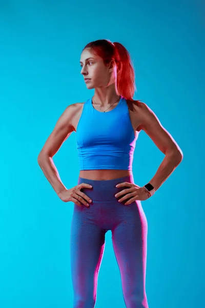 Portrait Sportswoman Standing Sportswear Looking Camera Studio Shot Long Exposure — Stock Photo, Image
