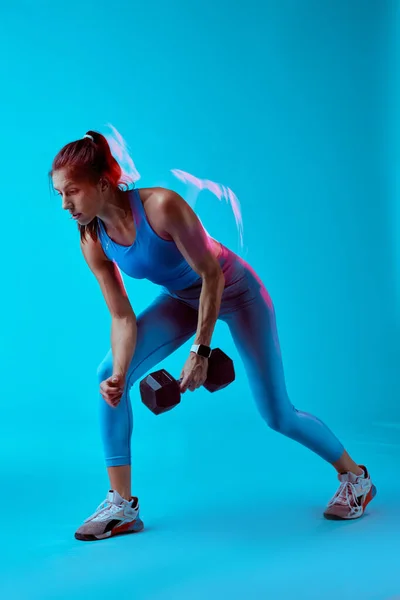 Stüdyoda Dambılı Kaldıran Bir Kadın Vücut Geliştirici Uzun Pozlama Hareketi — Stok fotoğraf