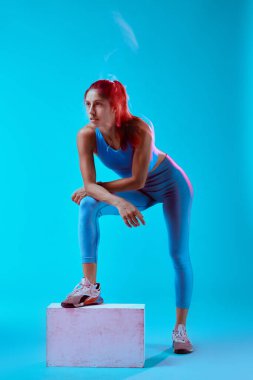 Sporcu bir kadın atlama ve egzersiz yapıyor. Uzun pozlama hareketi.