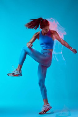 Zıplayan ve egzersiz yapan formda bir sporcu. Uzun pozlama yakalama hareketi.