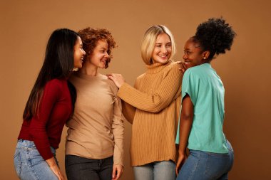 Çok kültürlü, doğal cilt pozu veren güzel kızların stüdyo fotoğrafları..