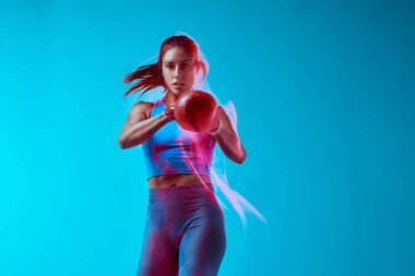 Stüdyoda kettlebell kaldıran bir bayan vücut geliştirici. Uzun pozlama hareketi yakalaması.