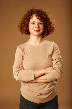 Kıvırcık saçlı kızıl bir kızın portresi..