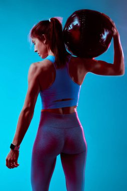 Sağlık topuyla egzersiz yapan bir sporcunun arka plan görüntüsü. Uzun pozlama hareketi.