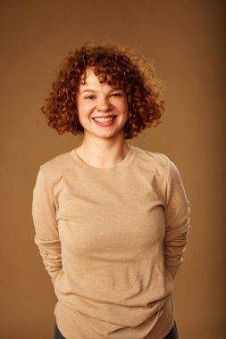 Kıvırcık saçlı kızıl bir kızın portresi..