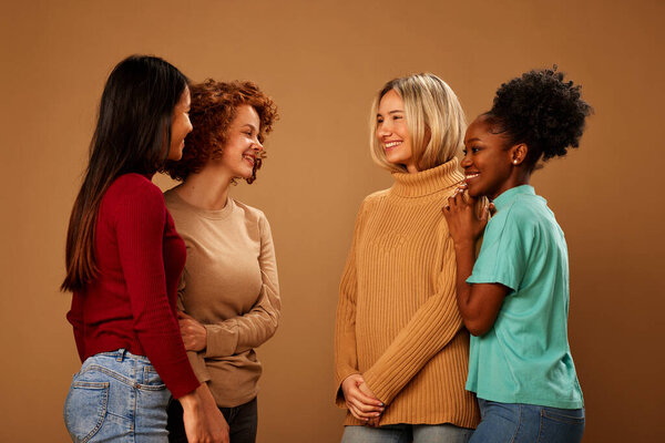 Студийный снимок мультикультурной красивой девушки с естественной кожей, позирующей.