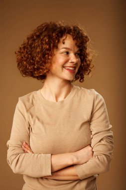 Kıvırcık saçlı kızıl bir kızın portresi..