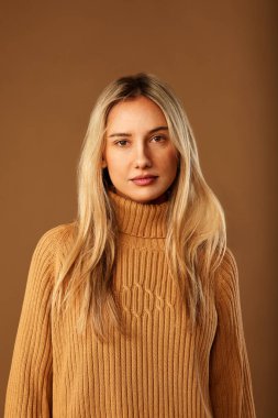 Stüdyoda poz veren güzel sarışın bir kızın portresi..