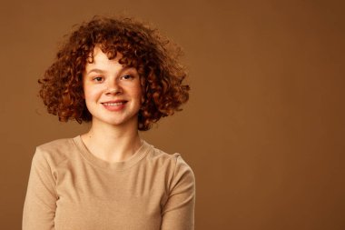 Kıvırcık saçlı kızıl bir kızın portresi..