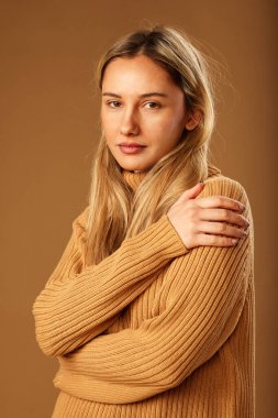 Stüdyoda poz veren güzel sarışın bir kızın portresi..