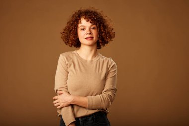 Kıvırcık saçlı kızıl bir kızın portresi..