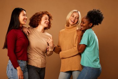 Çok kültürlü, doğal cilt pozu veren güzel kızların stüdyo fotoğrafları..