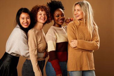 Çok kültürlü, doğal cilt pozu veren güzel kızların stüdyo fotoğrafları..