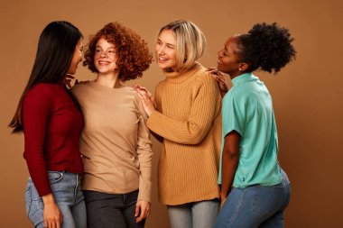 Çok kültürlü, doğal cilt pozu veren güzel kızların stüdyo fotoğrafları..