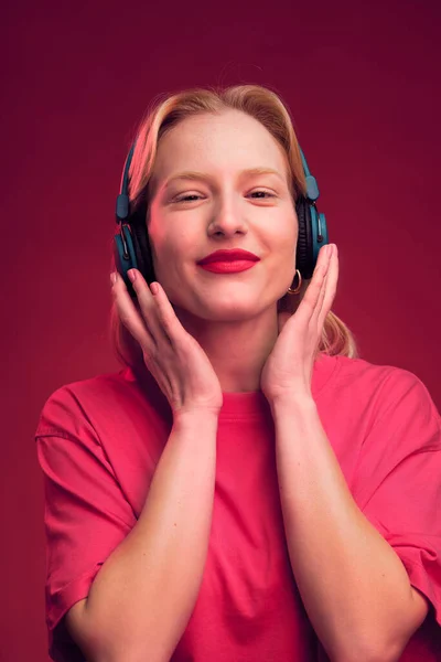 Ritratto Una Donna Bionda Felice Che Ascolta Musica Sorridendo Alla — Foto Stock