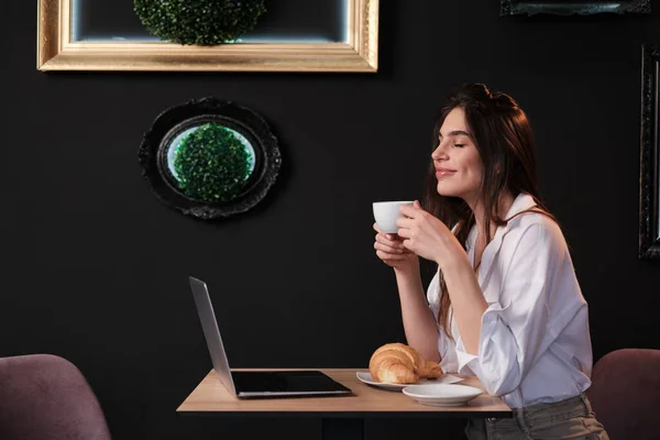 Perfil Uma Jovem Empreendedora Sentada Café Desfrutando Seu Café Manhã — Fotografia de Stock