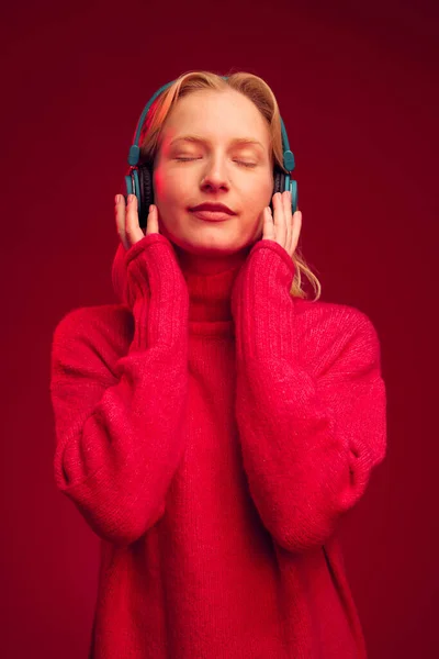 マゼンタを背景にリラックスした音楽を聴く穏やかな女性の肖像 Viva Magenta 今年の色 — ストック写真