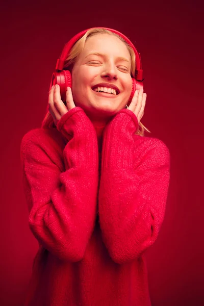 Μια Ευτυχισμένη Γυναίκα Ακούγοντας Χαλαρωτική Μουσική Ασύρματα Ακουστικά Που Απομονώνονται — Φωτογραφία Αρχείου
