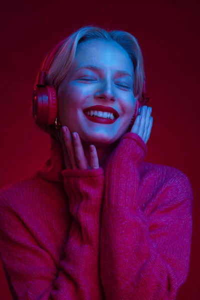Радостная Женщина Наслаждающаяся Музыкой Улыбающаяся Закрытыми Глазами Стоя Изолированно Пурпурном — стоковое фото