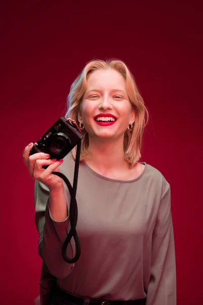 Una Fotógrafa Feliz Está Tomando Fotos Sonriendo Cámara Mientras Está — Foto de Stock